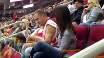 La kiss cam fait des ravages, Ce type est fou ! Il embrasse une femme devant la sienne ...