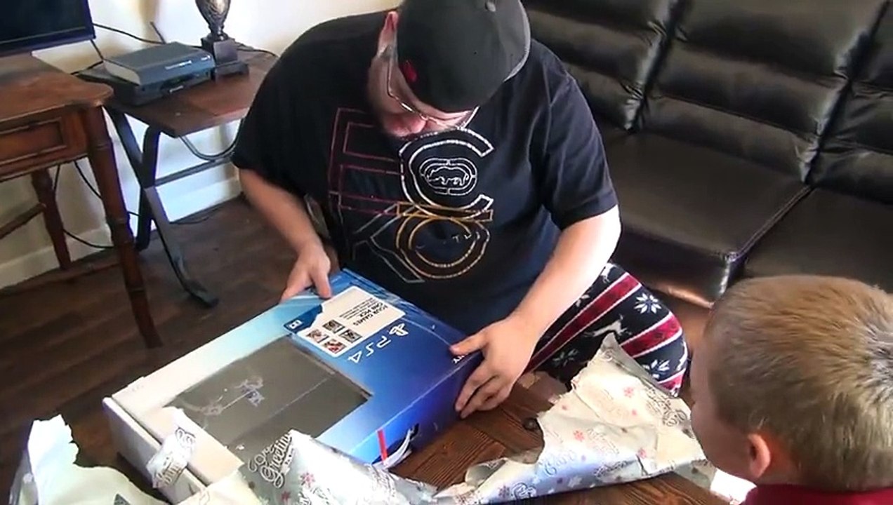 Un grand père fait une très mauvaise blague à son petit fils et il se bidonne comme un fou ! Je suis plié !