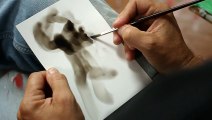 Cet artiste est fascinant ! Il réalise des peintures avec du feu ! Regardez !