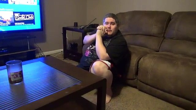 Son grand père excédé explose sa PS4 adorée ... à coup de hache !