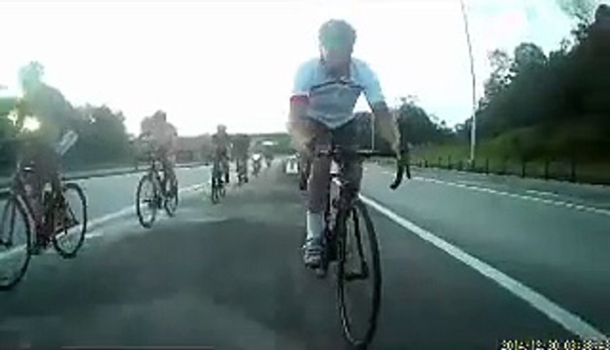 Il rencontre un objet insolite sur une route et fait une chute spectaculaire !