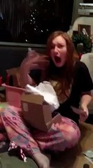 Regardez sa réaction quand elle reçoit le cadeau de sa vie !