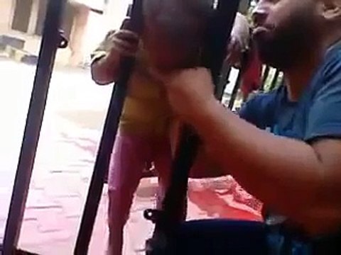 Ce que ce mec fait pour cet enfant est vraiment génial ! Regardez !