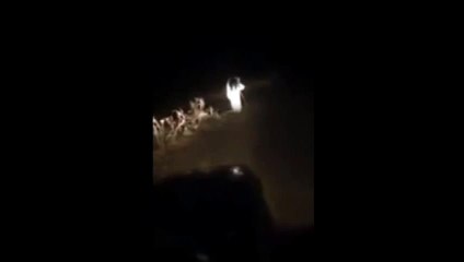 CHOC ! Un fantome en blanc poursuit une voiture ! Trop flippant !