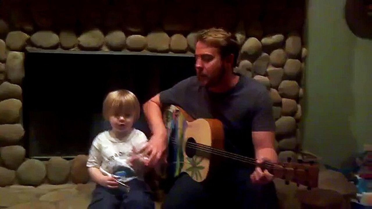 Duo génial d'un père avec son fils ! Ils chantent les Beatles ! Waouw !