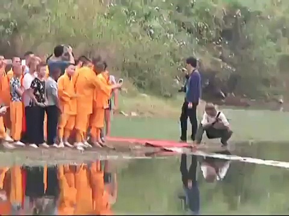 Un moine shaolin réussit l'exploit de marcher 118m sur l'eau !