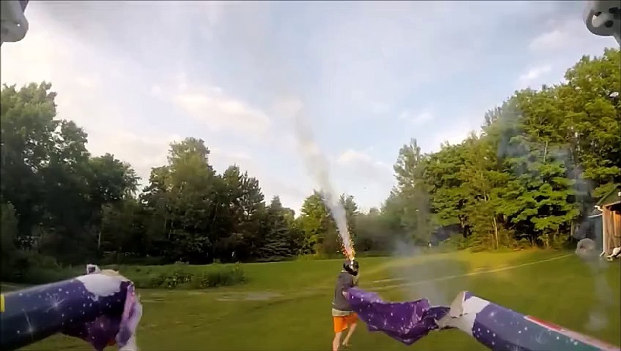 Un mec se fait attaquer par un drone équipé de feux d'artifices ! OUCH !