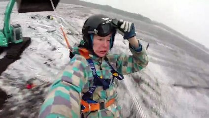 BUZZ : Faire tourner un mec avec une pelleteuse ! Carrément dingue !