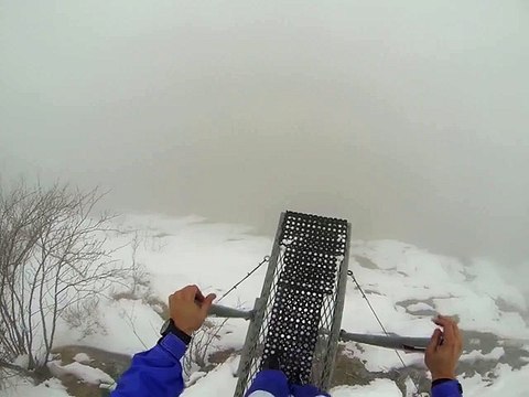 Sauter d'une montagne à travers le brouillard ! Juste dingue !