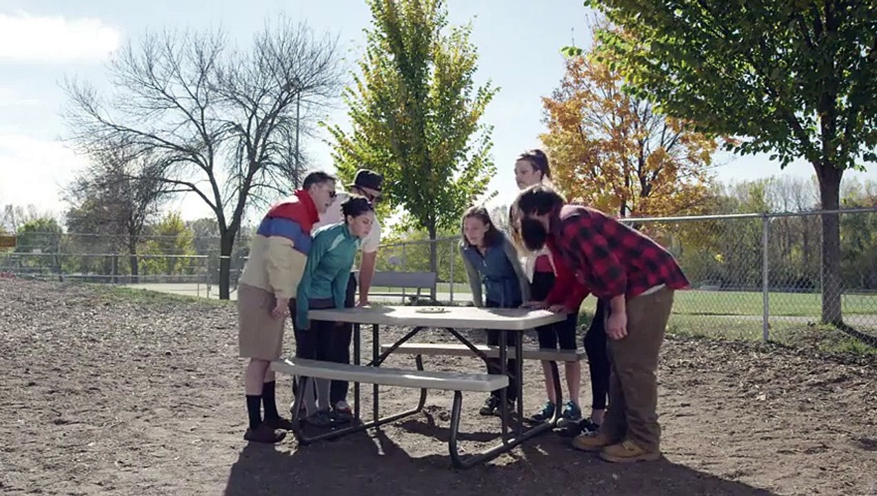 La question du jour : Et si des gens se prennaient pour des chiens dans un parc ! La vidéo est trop GAG !
