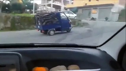 A voir ! Piaggio Ape bien chargée dans une légère pente ! Résultat inattendu !