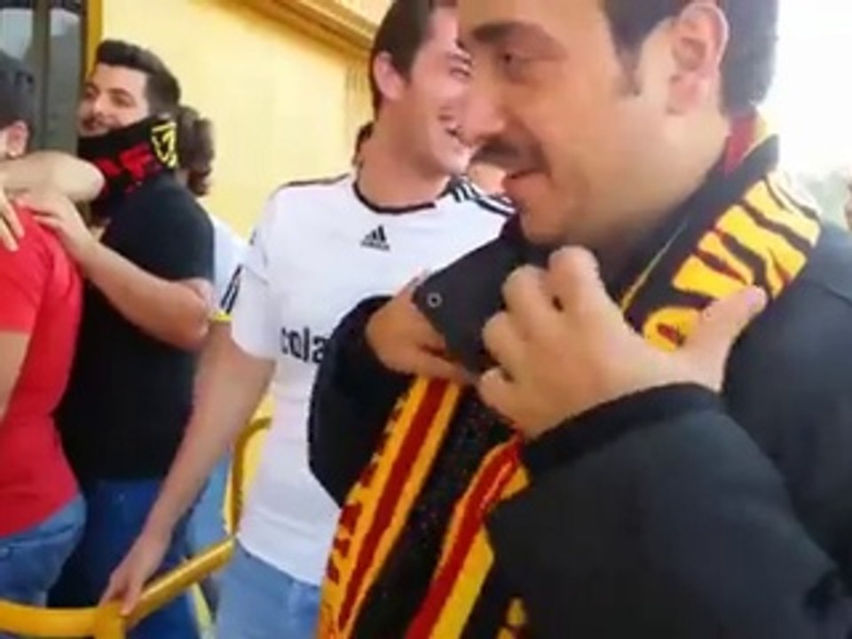 Il cache un nombre impressionnant de bière dans sa veste et se fait prendre à l'entrée du stade ! Admirez !