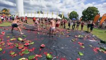 Festival de la pastèque australien ! Ski, lutte, portée, ...