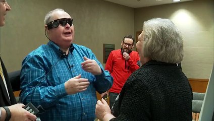 Il voit sa femme pour la première fois gràce a une nouvelle technologie bionique !