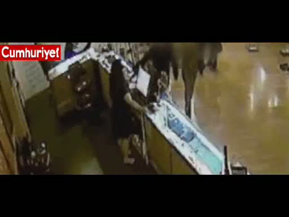 Müzede sevişen çift kameraya yakalandı