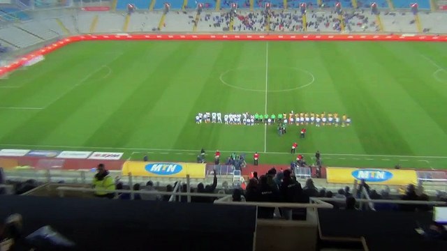 Η είσοδος των δύο ομάδων στον αγωνιστικό χώρο