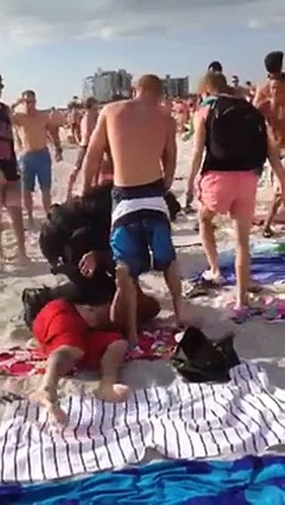 Un flic américain calme 2 gars sur une plage de floride : costaud!