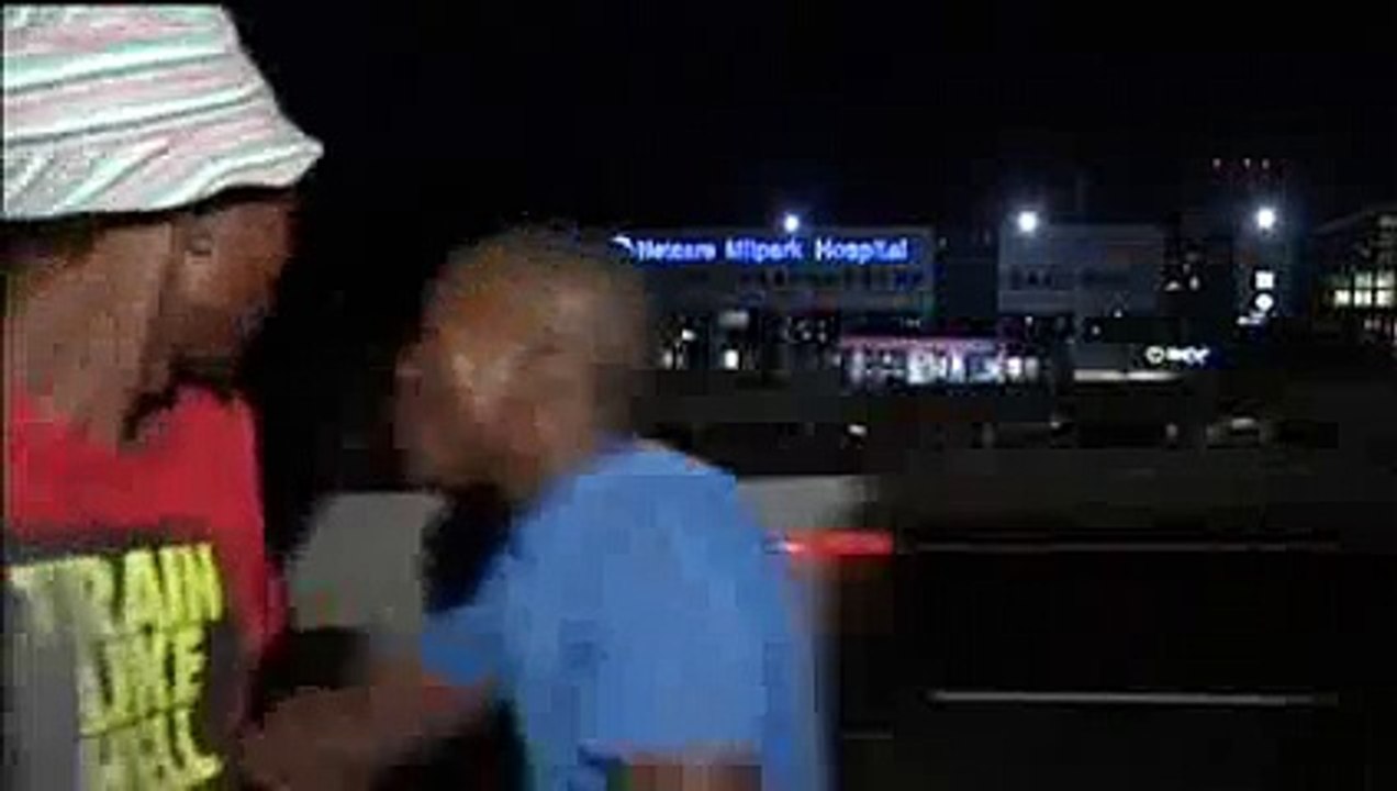 VIDEO. Un journaliste sud-africain agressé par des hommes armés en direct à la TV