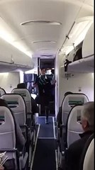 Azafata baila canción de Bruno Mars en pleno vuelo