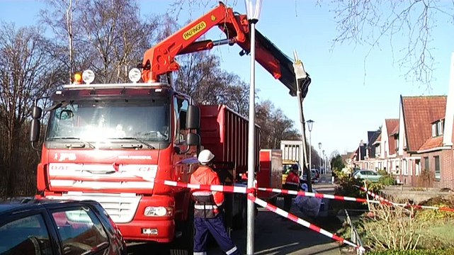 Asbest in lantaarnpalen? Veendam heeft ze, maar haalt ze ook weg - RTV Noord