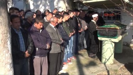 Bergama - Refüjdeki Su Tahliye Kanalına Düşerek Sürüklenen Otomobilde 2 Ölü