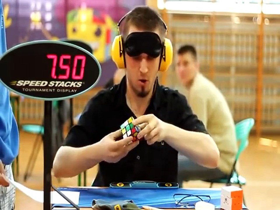 Ce type est un surhomme ! Il finit un Rubik's cube les yeux bandés