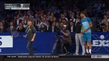 Un enfant réalise un superbe lob contre Roger Federer