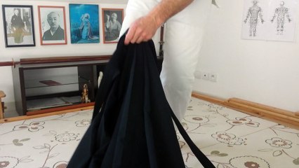 Mettre son hakama avec une seule main