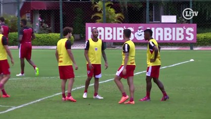 Pato é 'cornetado' em rachão e Michel Bastos faz pedido inusitado