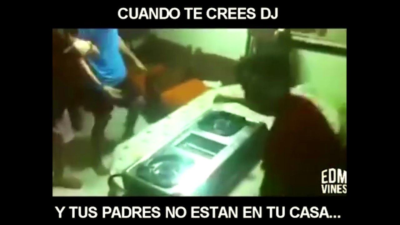 Cuando te crees DJ y tus padres no estan en casa
