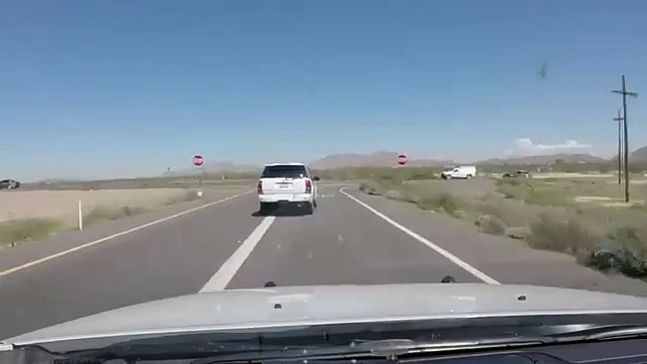 Ces 2 Dealers jettent de la Drogue par la Fenetre de la Voiture