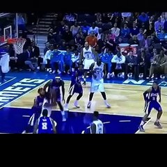 Une supportrice des Charlotte Hornets prend une passe de Lance Stephenson en pleine poire