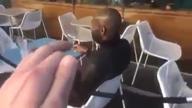 Il touche les cranes chauves d'inconnus dans la rue!