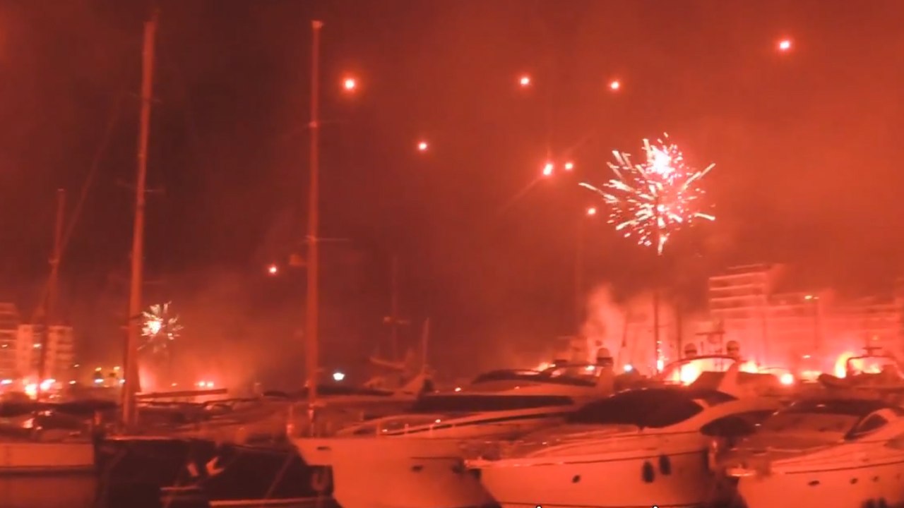 Olympiakos taraftarlarından 90. yıl kutlaması