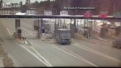 Dunya News - Tractor Violently Crashes into Toll Booth