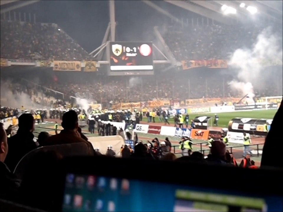 ΑΕΚ-ΟΛΥΜΠΙΑΚΟΣ | Πανηγυρισμοί παικτών ΟΣΦΠ και εισβολή οπαδών