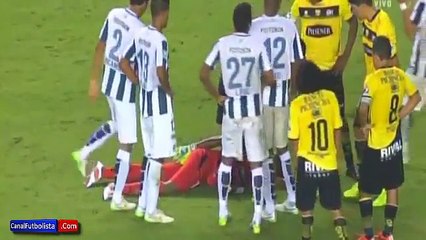 Le gardien Maximo Banguera fait semblant d'être inconscient pour éviter un carton rouge