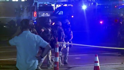 Protesto em Ferguson deixa policiais feridos