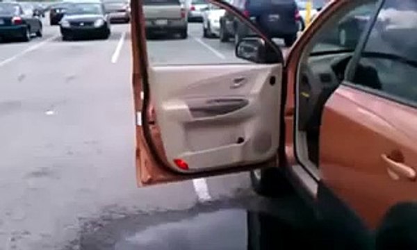 Девушка хотела перепрыгнуть лужу_ чтобы сесть в свой автомобиль