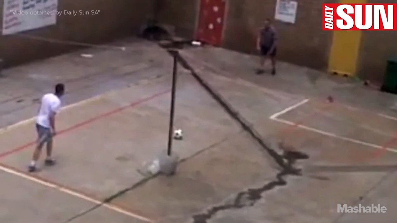 Oscar Pistorius filmé en train de jouer au football en prison