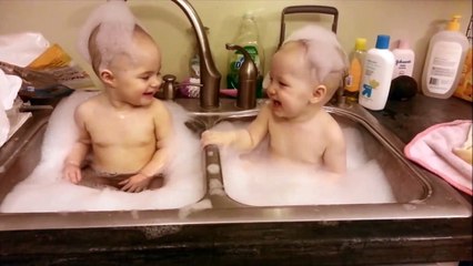 Скачать видео: Premier Double bain pour ces bébé jumeaux! Concours d'éclaboussure!