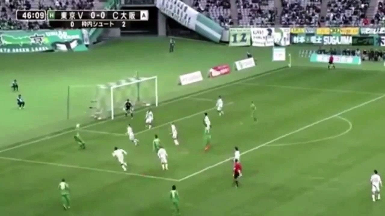 Asistencia a lo 'breakdance' que acaba en gol