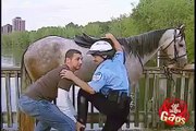 Caméra cachée : un policier demande de l'aide pour monter à cheval et tombe dans la rivière !