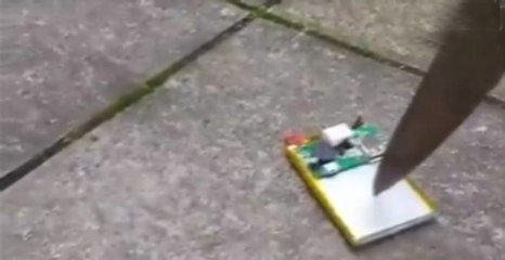 Teknoloji Meraklısı Genç, Bıçakla Bataryayı Patlattı