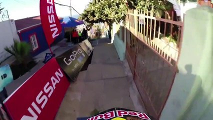 Descente dangereuse en VTT dans les rues d'une ville sud-américaine.