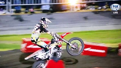 Tomac passe les whoops en wheeling...