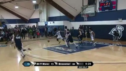 La passe de alley-oop dans le dos du milieu du terrain de Jalen Adams