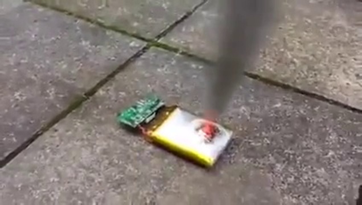 Cette batterie de téléphone explose lorsqu’on la perce Vidéo Dailymotion