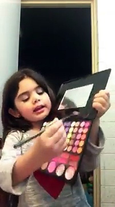 Learn Make up from a baby