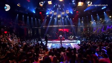 Beyaz Show - Fahriye Evcen _Hasretinle Yandı Gönlüm_ şarkısını canlı söyledi!